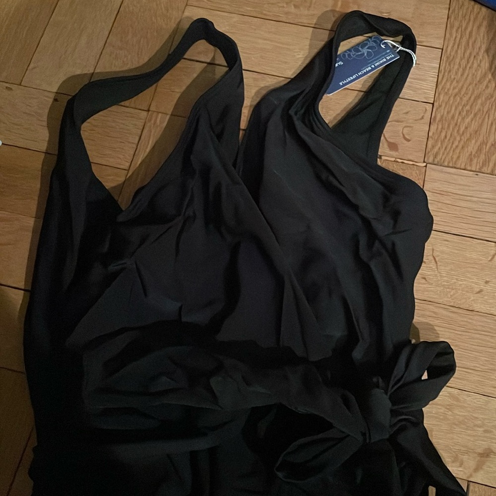 SummerMae maternity swimsuit. V-neck. Tie front. Size large. Black. NWT